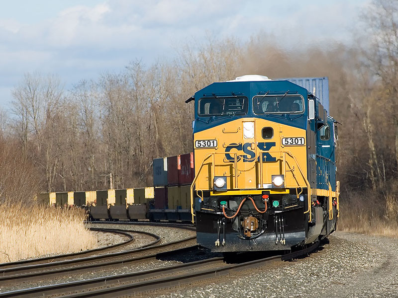 Westbound CSX Q115 rounds the curve