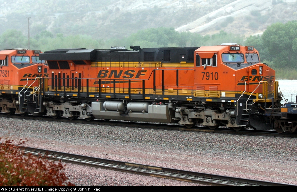 BNSF-7910%2010-17-10%20CAJON,CA..JPG
