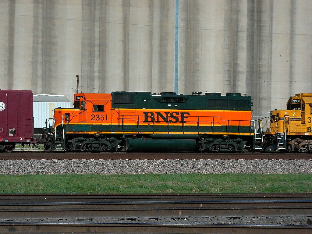 BNSF%202351%20GP38-2%20SAG%20040706%2002.jpg